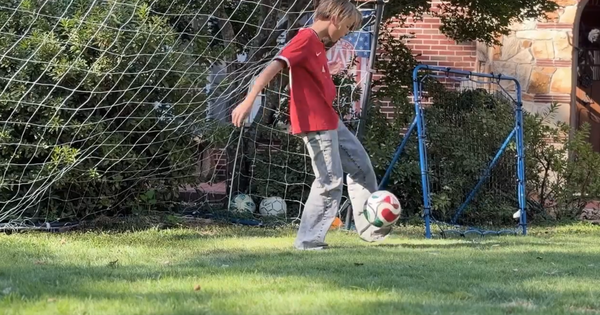 Georgia family surprised with $20,000 backyard soccer pitch – CBS News