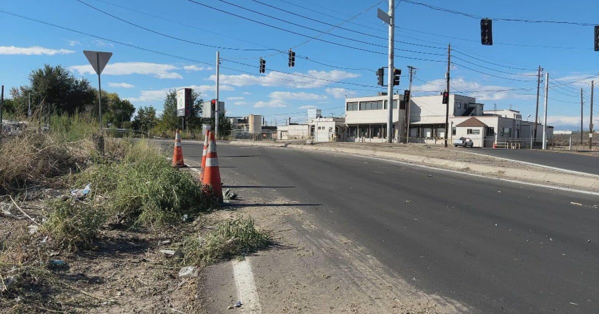 Stabbing suspect's vehicle crashes following pursuit in Denver, three people taken into custody – CBS News