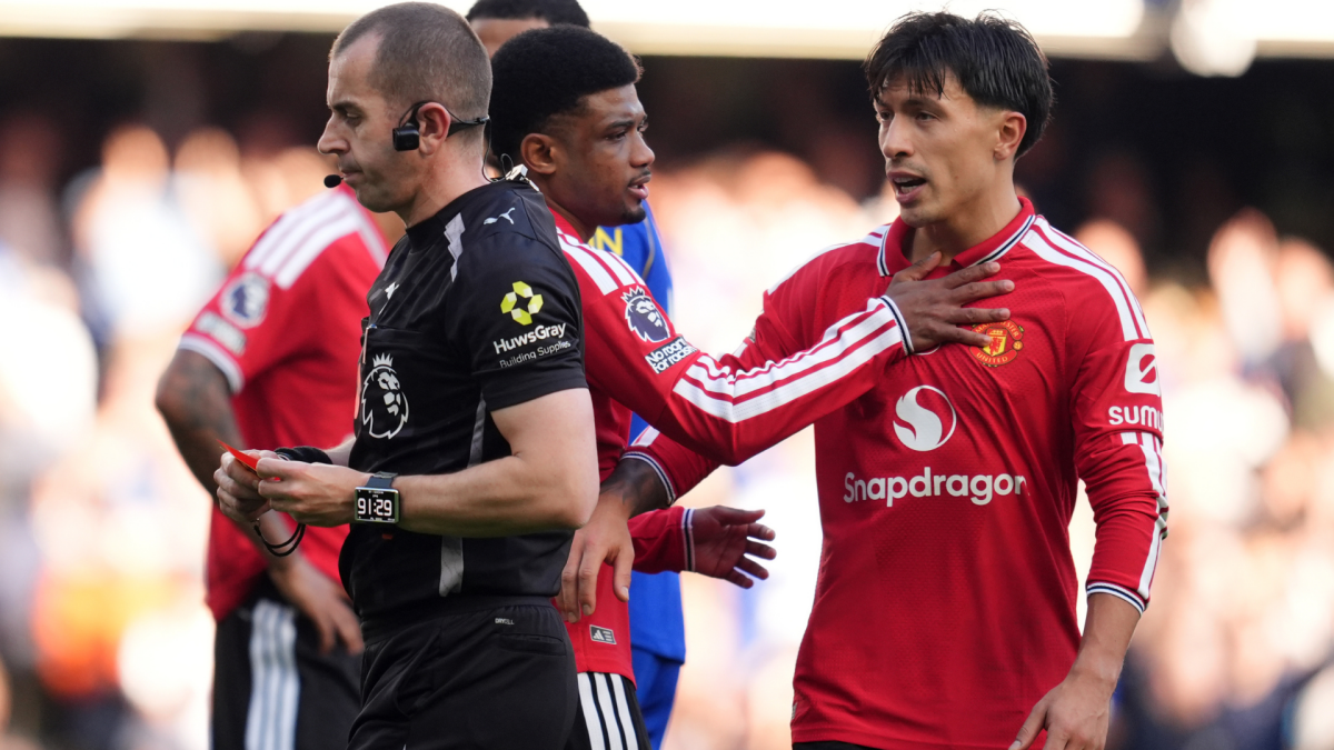Manchester United's players, not Michael Carrick, should shoulder the blame after embarrassing loss to Chelsea