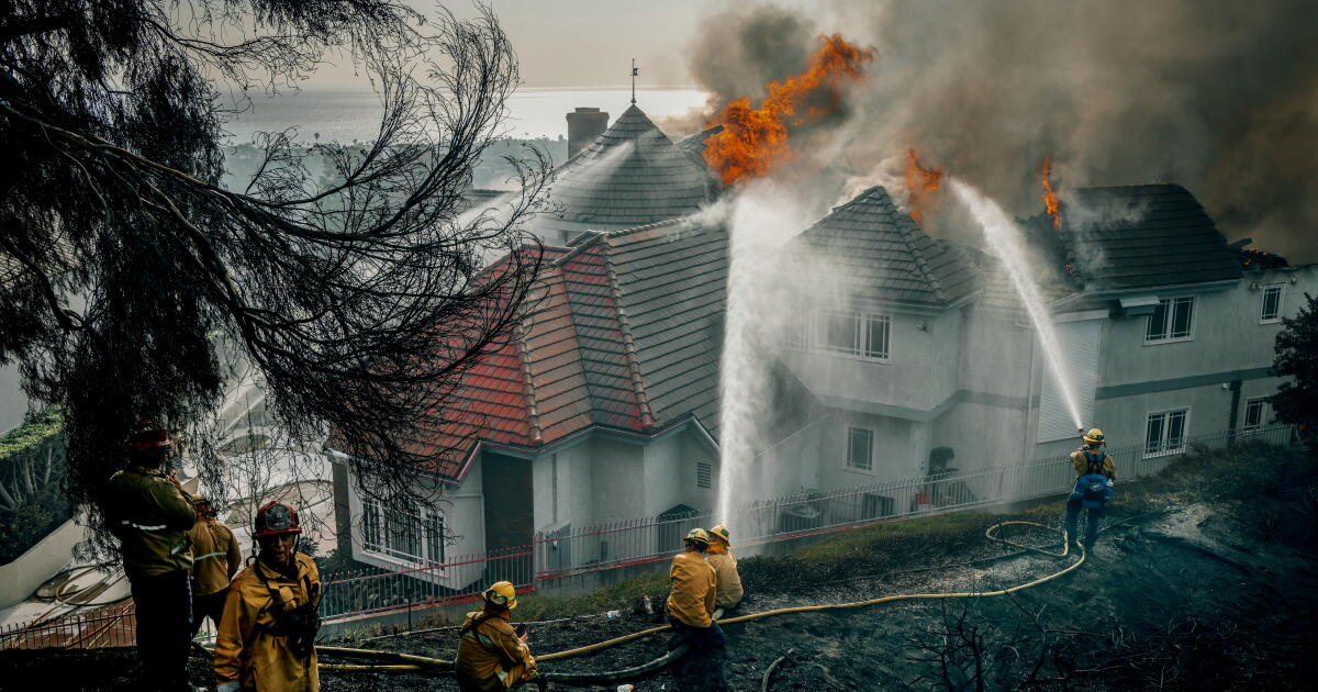 Chaotic scene as Norte fire burns homes in Orange County, fierce winds fan other blazes – Los Angeles Times