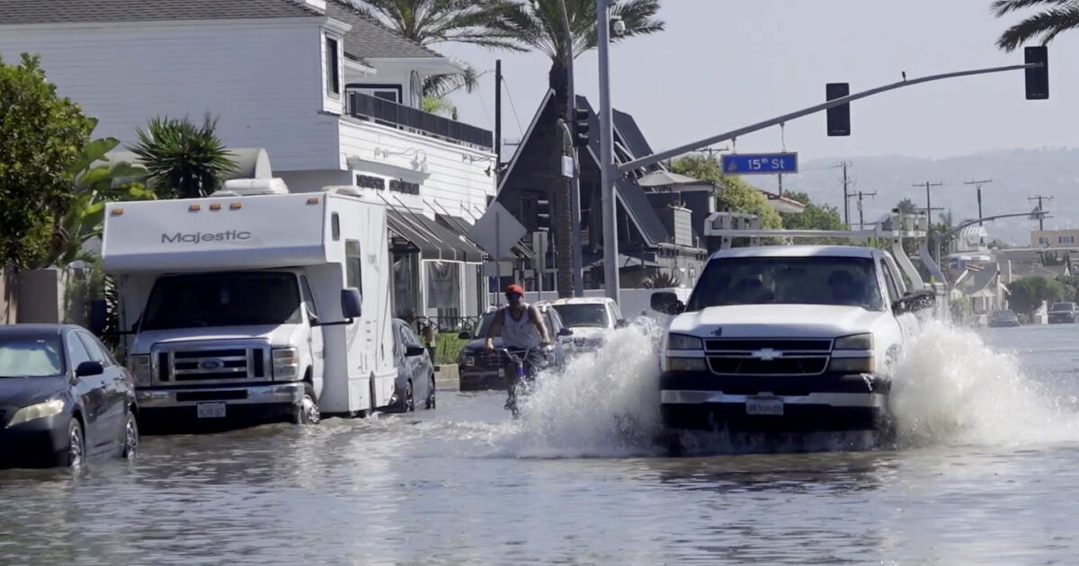 Newport Beach, other coastal spots hit by flooding: ‘We’re preparing for more damage’ – Los Angeles Times