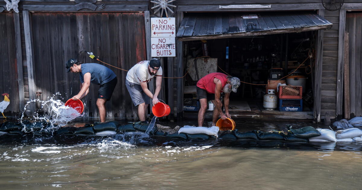 ‘This is the worst it’s been.’ King tides flood Southern California beach bars and restaurants – Los Angeles Times