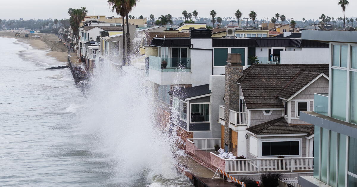 Rachel moves in as ‘unprecedented’ conditions bring SoCal coastal flooding – Los Angeles Times