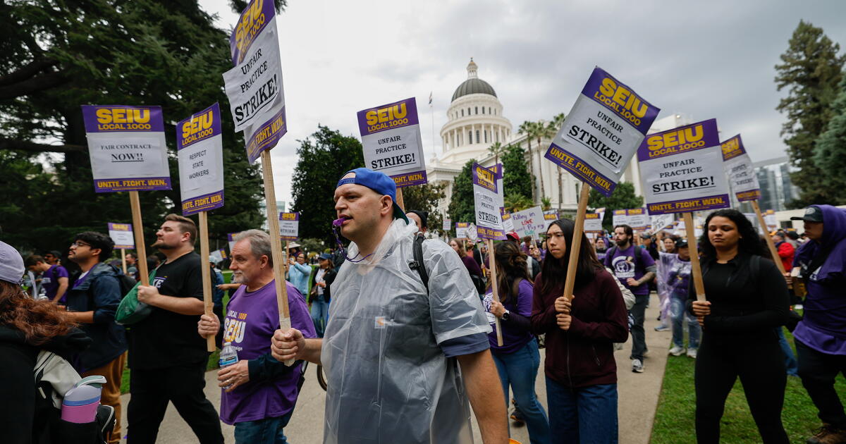 Thousands of state workers walk off the job, pressing Newsom on raises and flexibility to work from home – Los Angeles Times