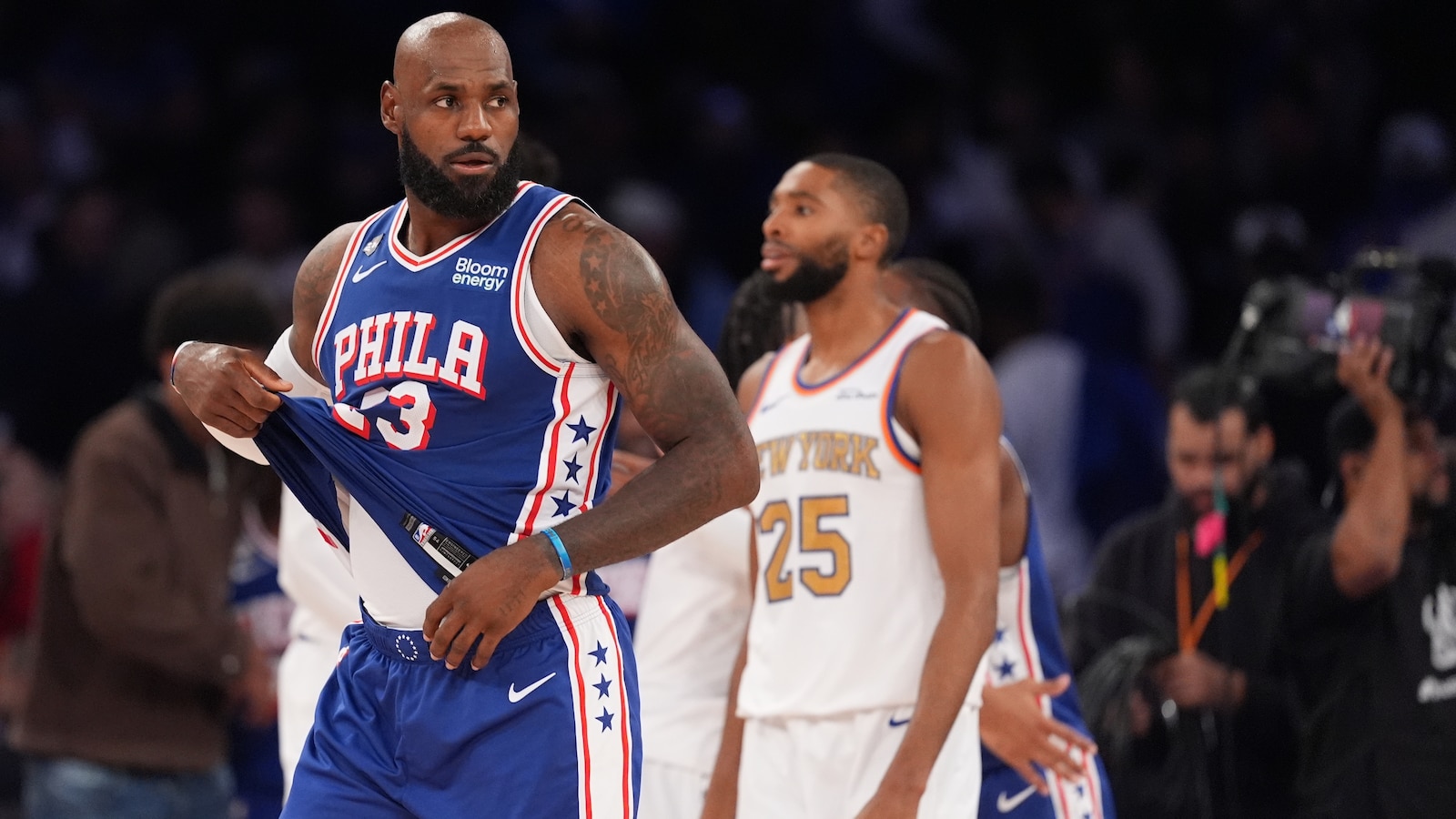 Trump blasts 76ers' star LeBron James as 'disgrace' for not standing still during national anthem – ABC News – Breaking News, Latest News and Videos